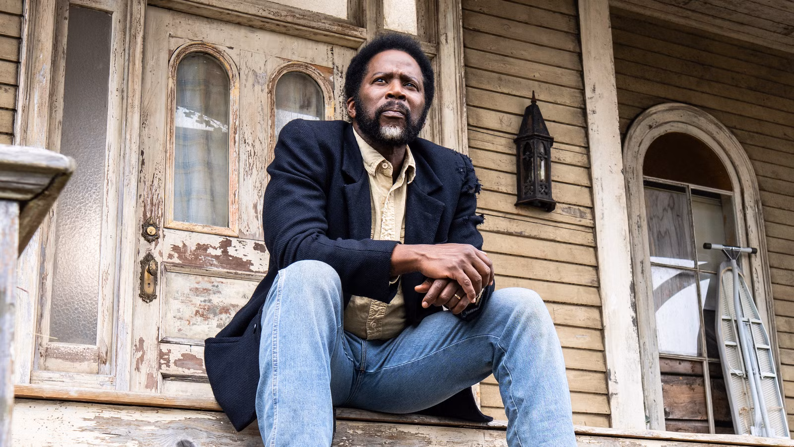 boyd-sitting-on-the-colony-house-porch-in-from-season-4