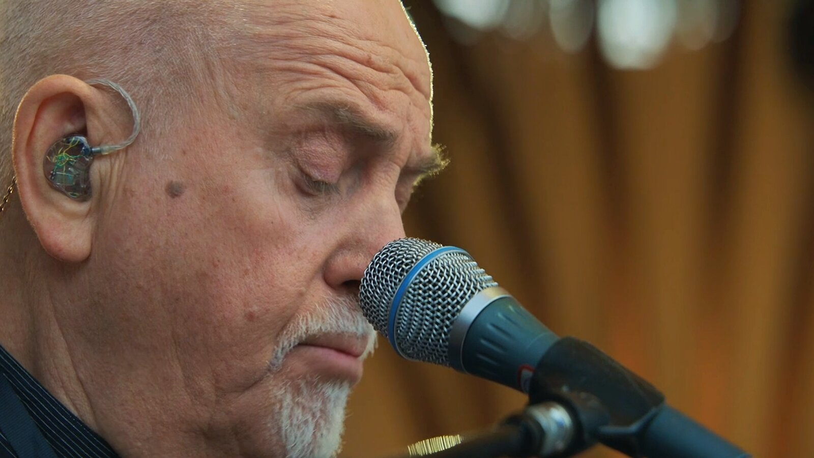 Peter Gabriel performs at the Silo unveiling in Season 3 Episode 9
